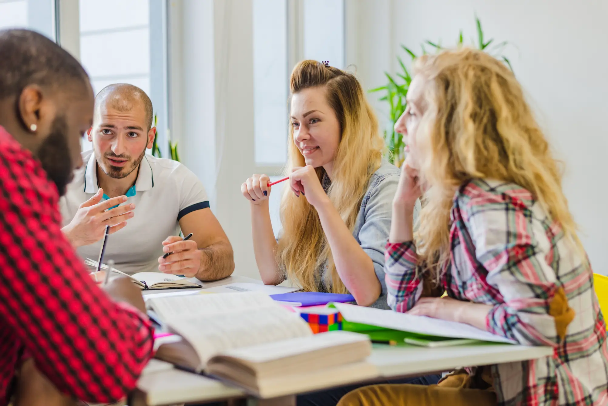 adultos estudiando aprende ingles tarragona brit juntos mesa´ Academia de inglés tarragona