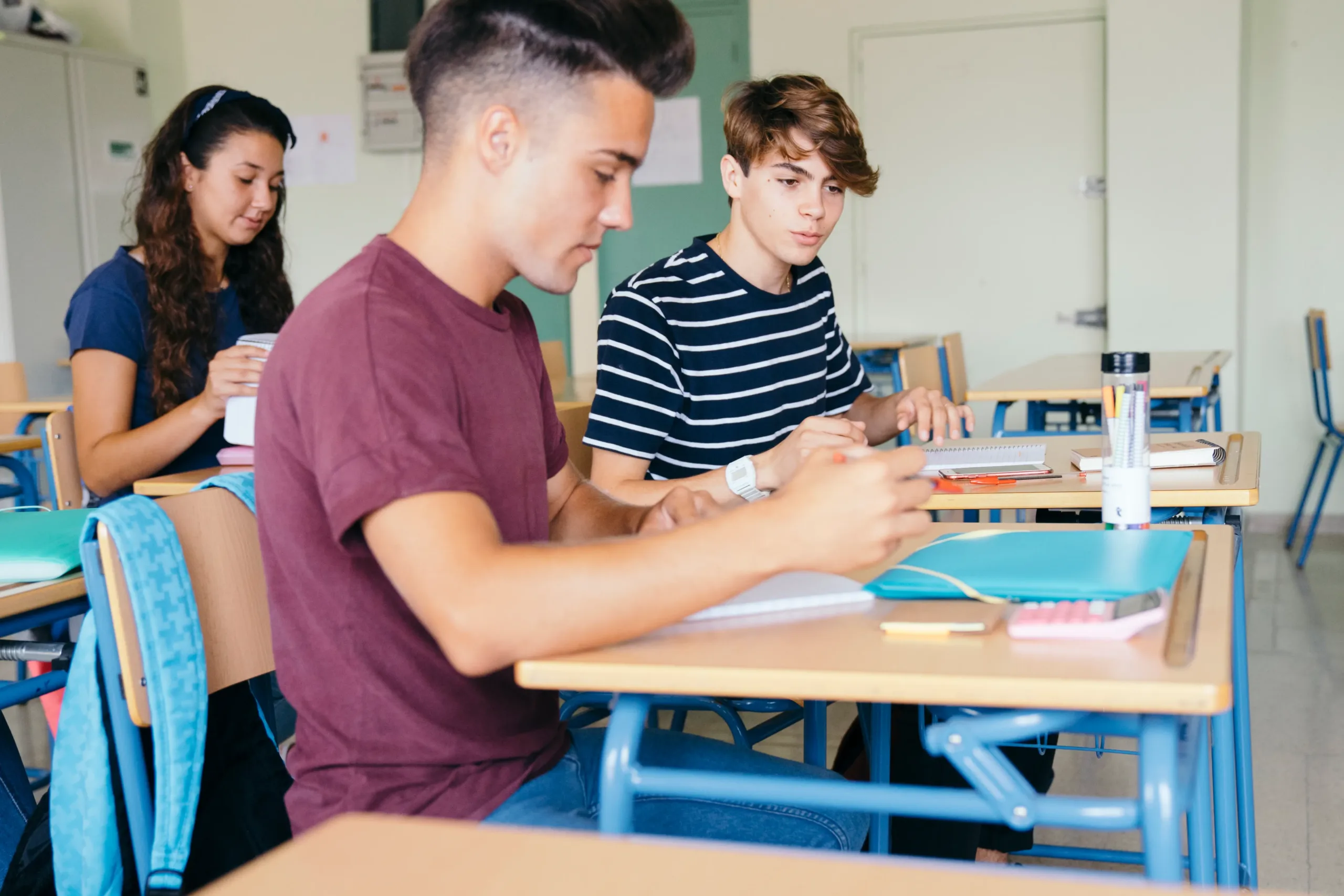 amigos clase ingles adolescente academia tarragona scaled´ Academia de inglés tarragona